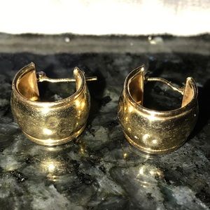 Ladies 14k  gold hoop earrings, please read below
